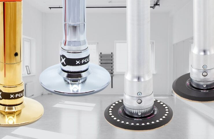 Tubo de pole dance profesional de acero inoxidable instalado en casa.