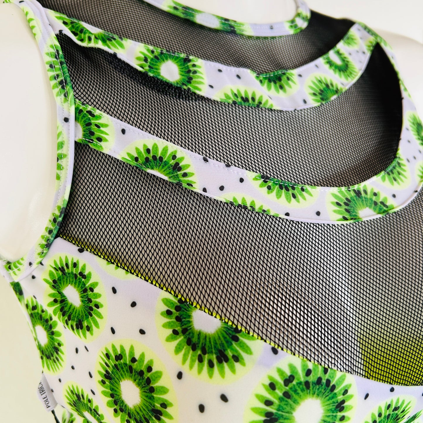 Top Mónica – Kiwis con malla negra