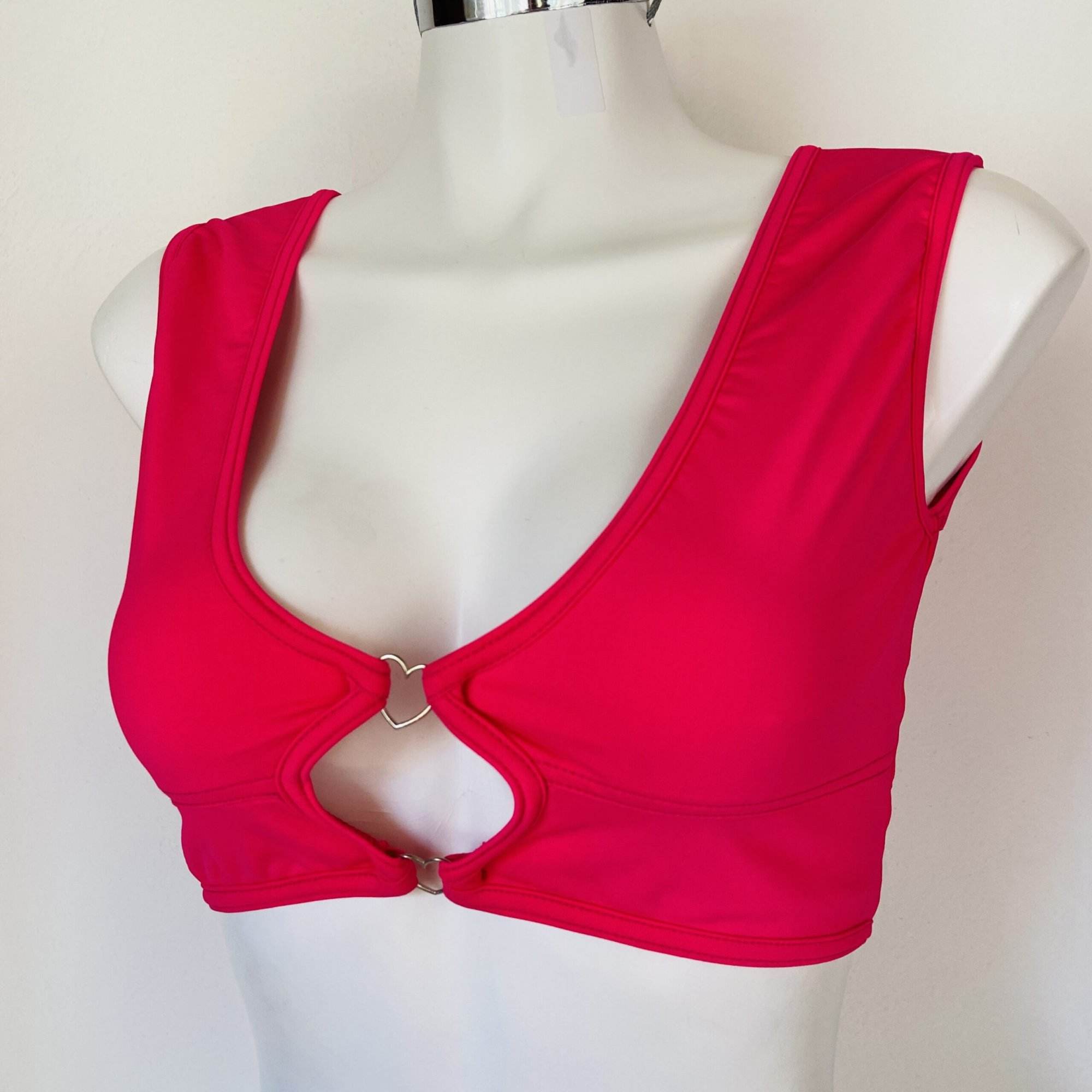 Croptop Rosa Neón con aros Corazón Talla G