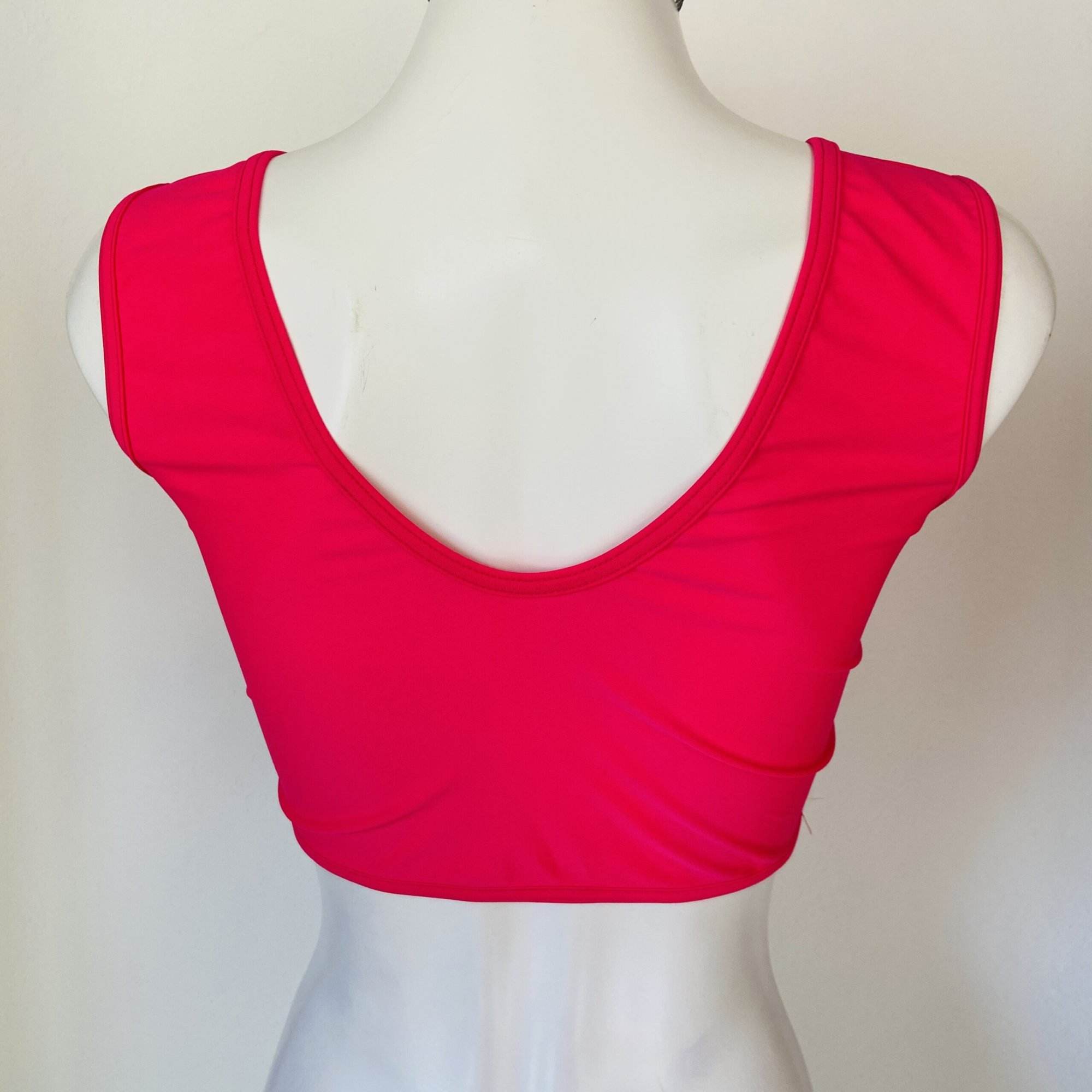 Croptop Rosa Neón con aros Corazón Talla G
