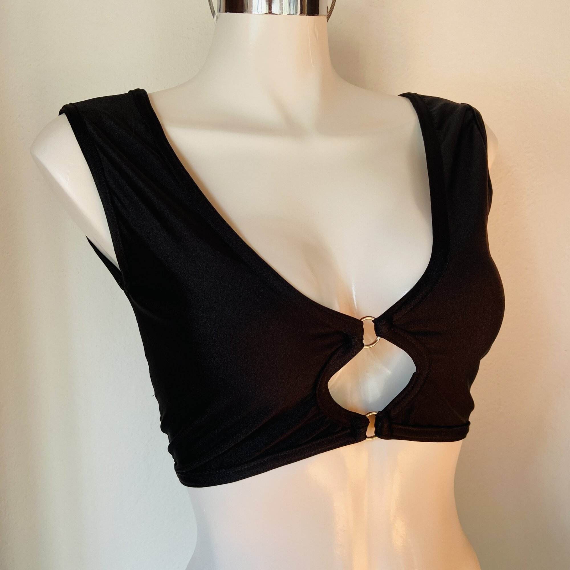Croptop Negro con aros Talla G